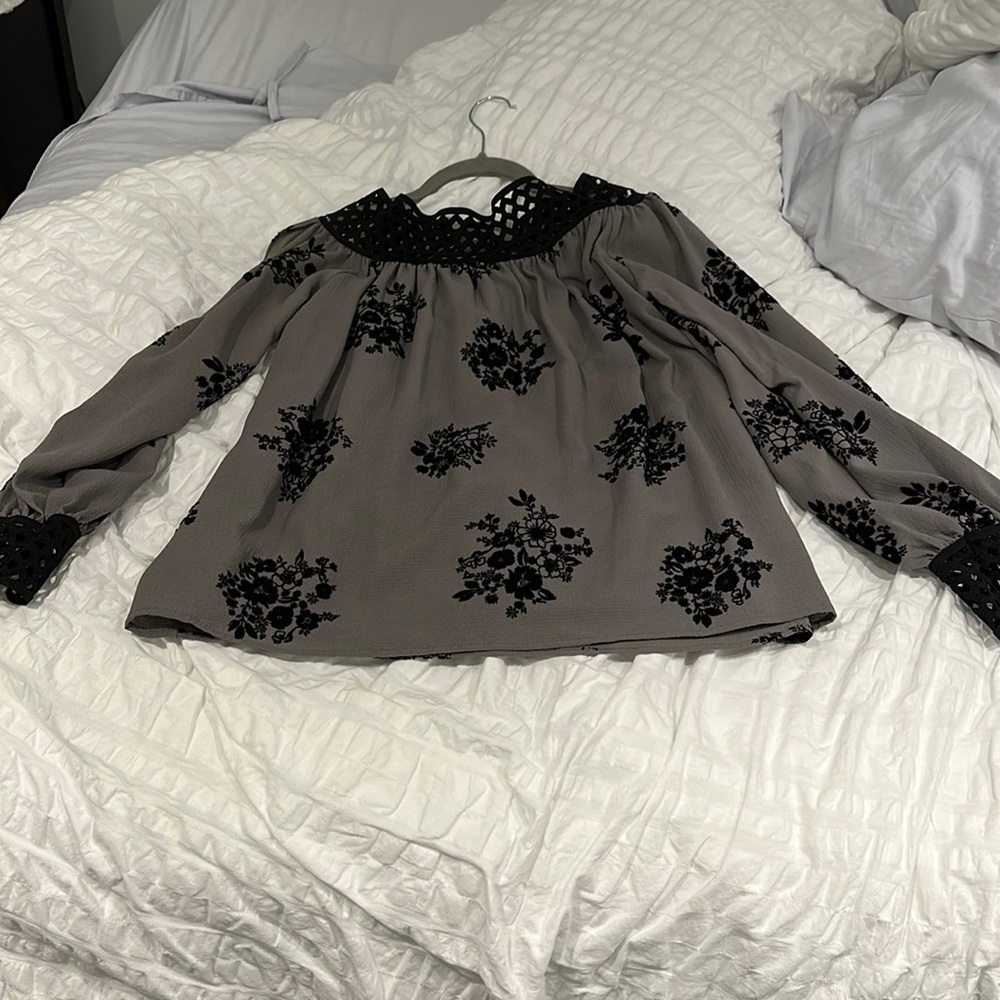 Conspiracy gray and black floral top with open sleeves. Can wear off shoulder